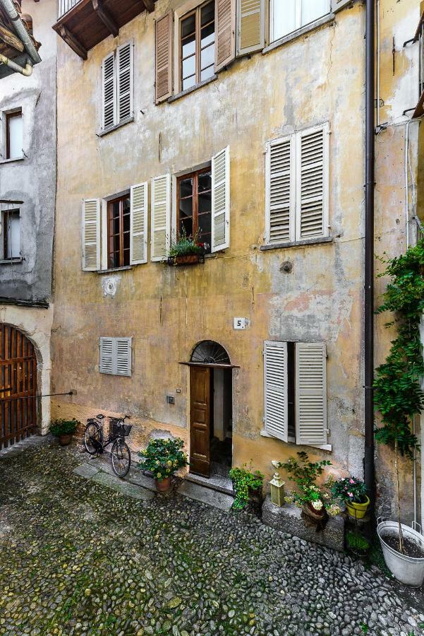 Al Vicolo Del Gallo Varallo Bagian luar foto