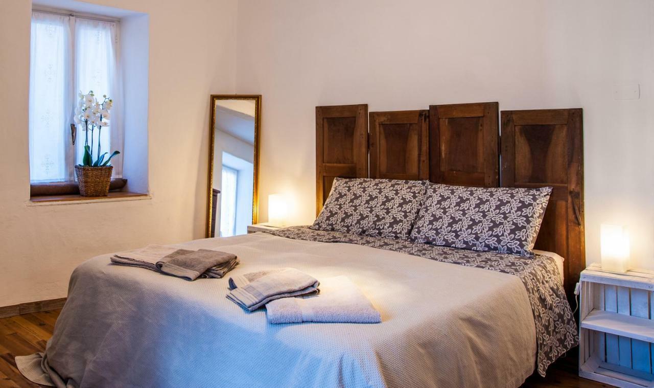 Al Vicolo Del Gallo Varallo Bagian luar foto